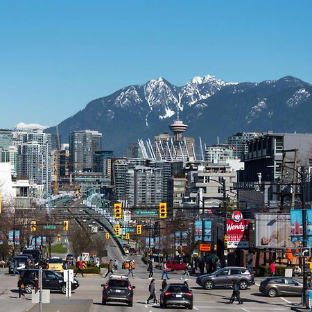 Billion Dollar Views In A Beautiful Fairview Slopes Heritage House Apartment Vancouver Bagian luar foto