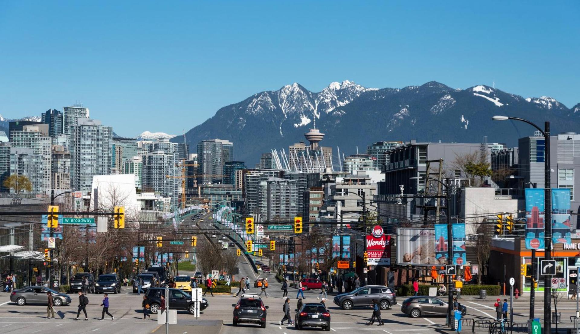 Billion Dollar Views In A Beautiful Fairview Slopes Heritage House Apartment Vancouver Bagian luar foto