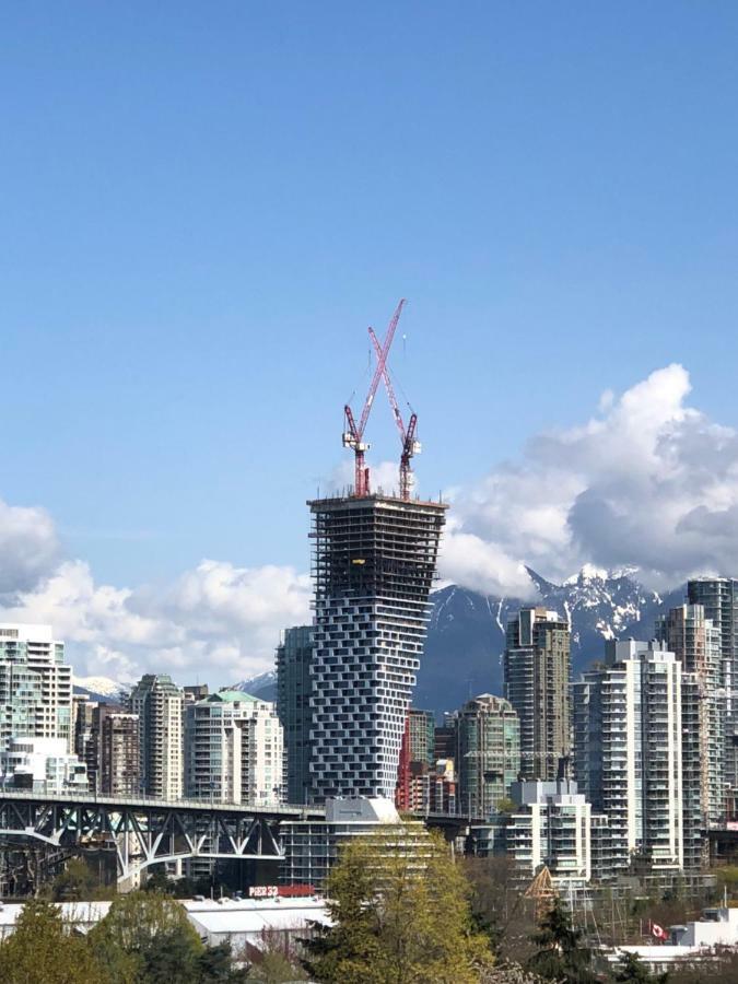 Billion Dollar Views In A Beautiful Fairview Slopes Heritage House Apartment Vancouver Bagian luar foto