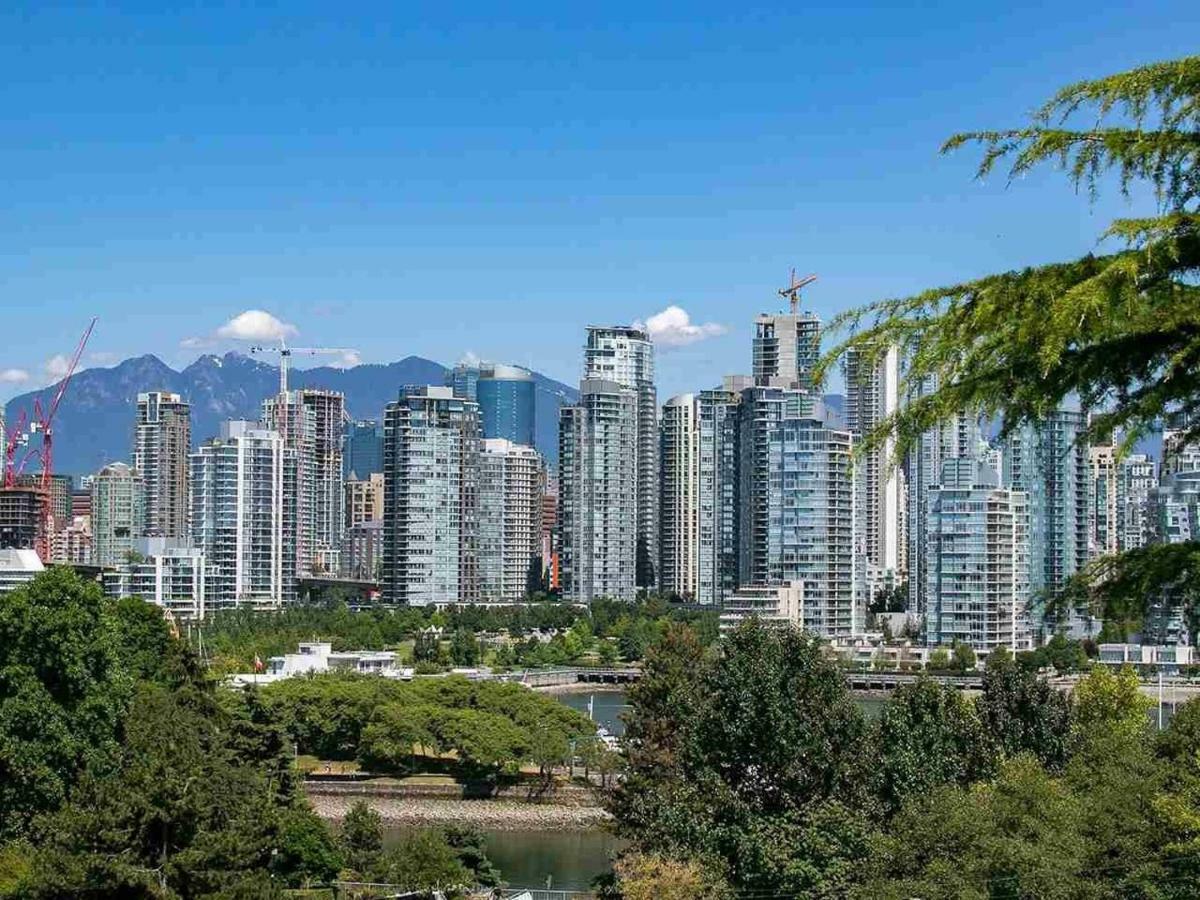 Billion Dollar Views In A Beautiful Fairview Slopes Heritage House Apartment Vancouver Bagian luar foto