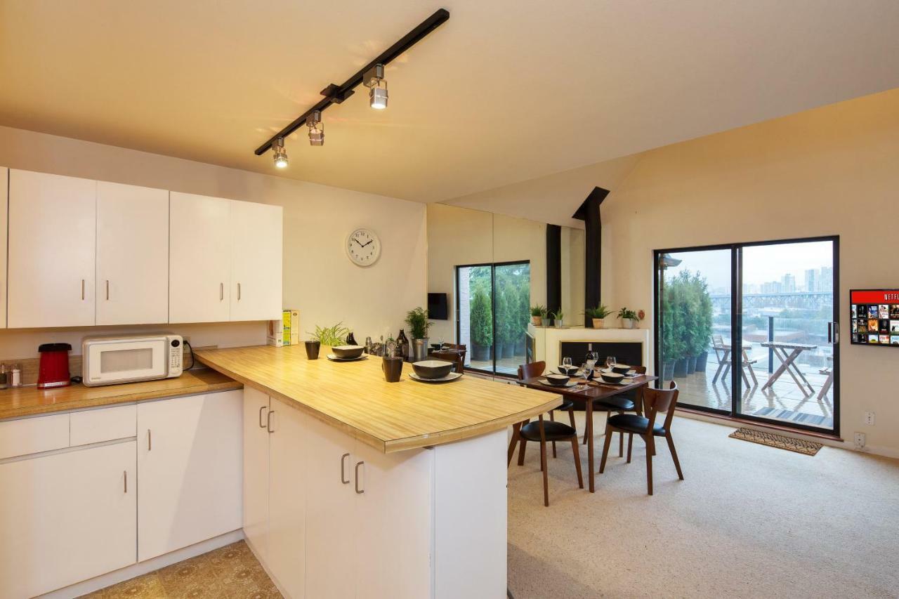Billion Dollar Views In A Beautiful Fairview Slopes Heritage House Apartment Vancouver Bagian luar foto