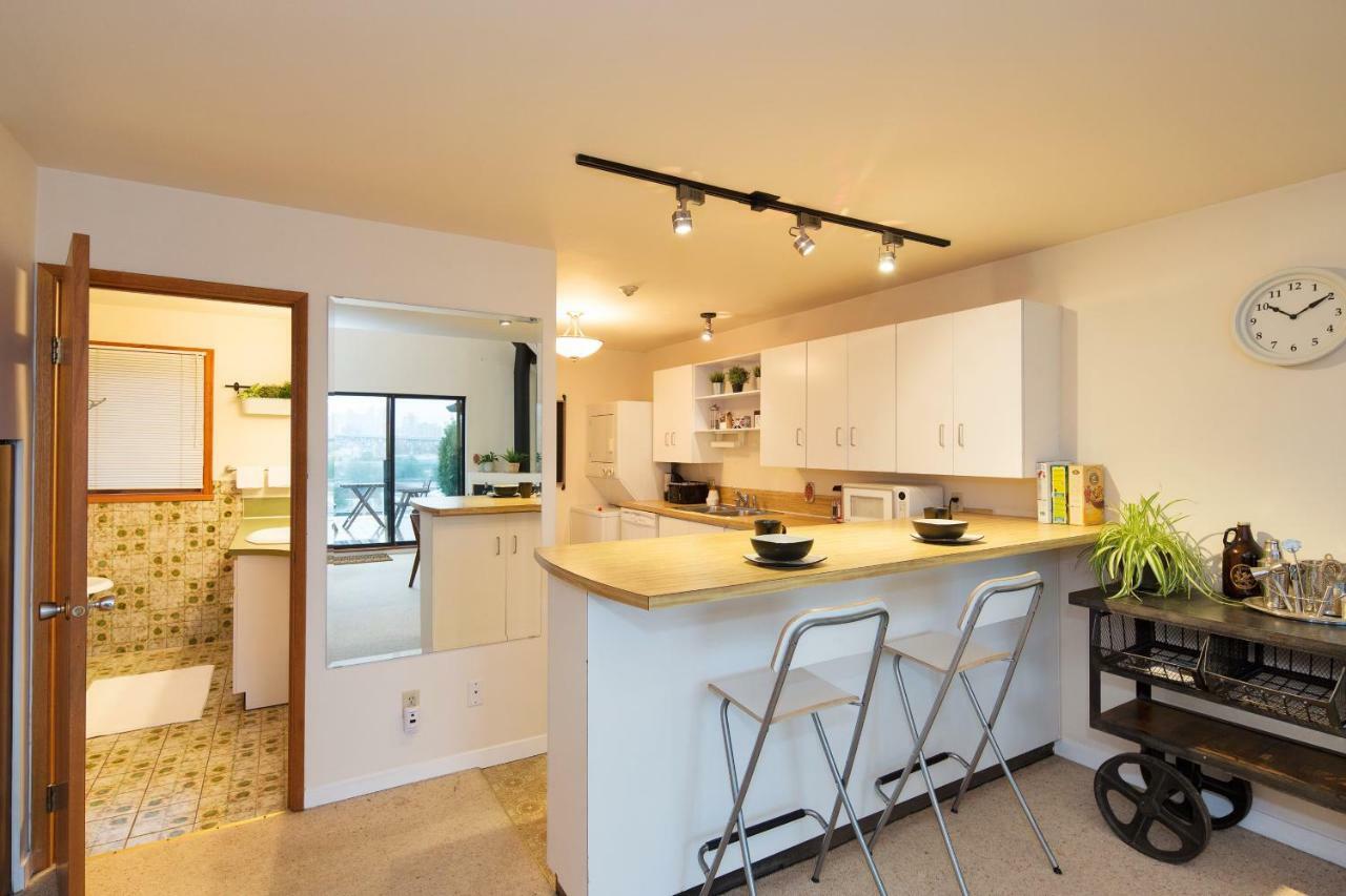 Billion Dollar Views In A Beautiful Fairview Slopes Heritage House Apartment Vancouver Bagian luar foto
